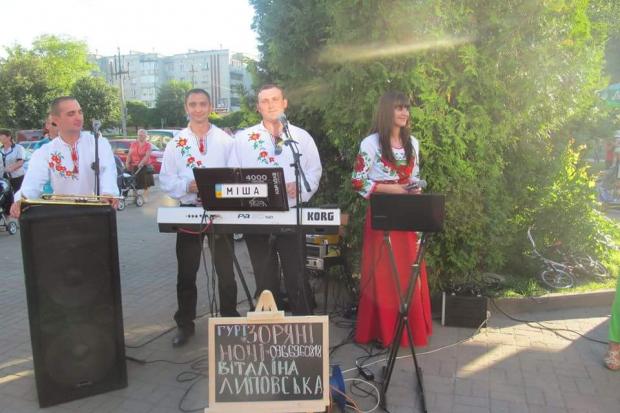 Музиканти у Калуші охоче долучаються до акції, покликаної допомогти військовим | Фото: Музичний марафон/Facebook