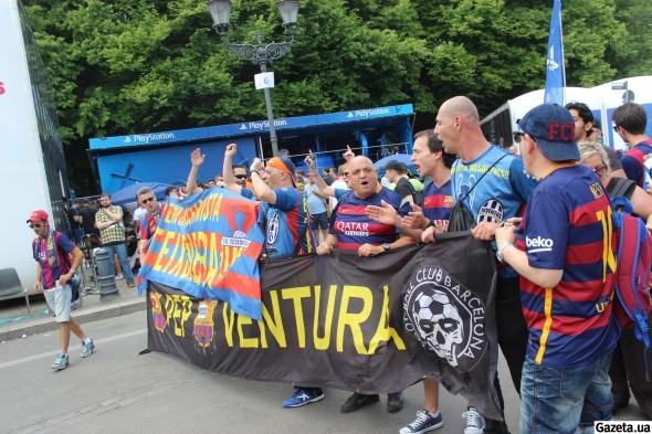 Особливо непосидючі фани співали, кричали і всяко підтримували свою команду ще задовго до старту поєдинку. | Фото: gazet