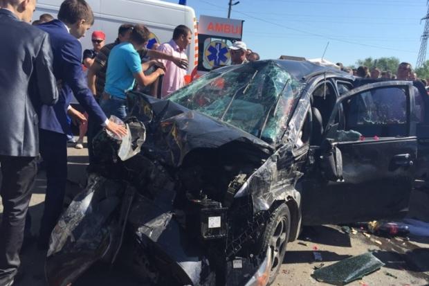 Людей із розбитого автомобіля вивільняли рятувальники.  | Фото: Facebook/Ірина Ємельянова