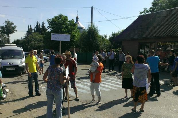 Люди з плакатами вимагають ремонту дороги | Фото: Антон Городчук/ВКонтакте