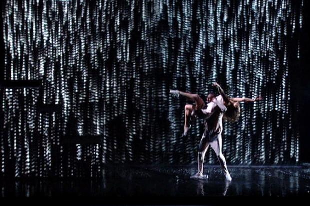 Українські танцівники виконали танець "під дощем". | Фото: uapost.us