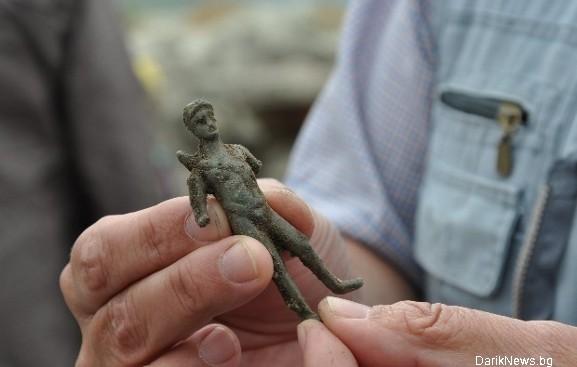 Статуетка була знайдена за декілька метрів від римського храму цього ж періоду | Фото: newsbg.ru