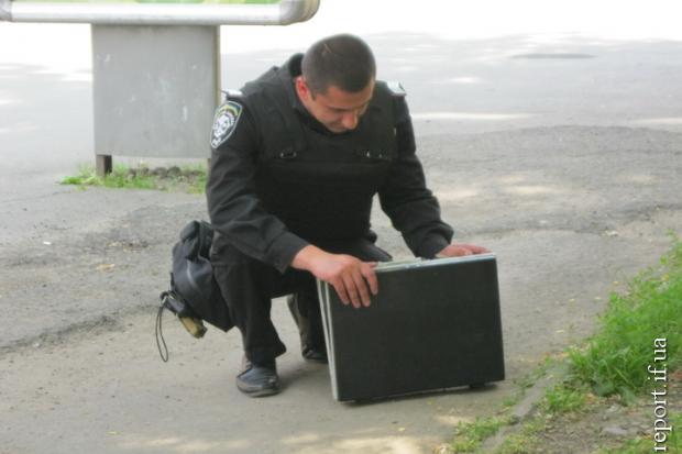 Як виявилось, у дипломаті нічого небезпечного не було