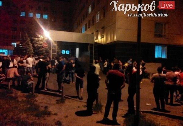 Натовп розлючених людей трощили все на своєму шляху