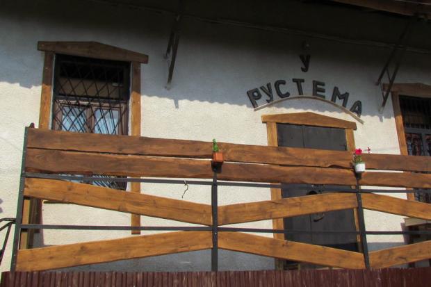 "У Рустема" пропонують лаваш, піцу і напої | Фото: Юрій Тимощук