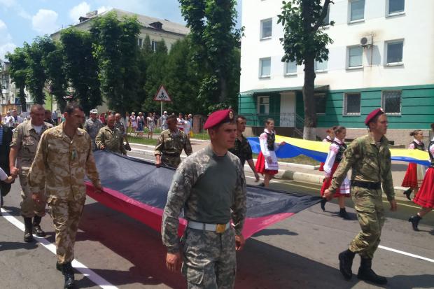 Бандерівський стяг у колоні духових оркестрів несли учасники АТО з Долини | Фото: Юрій Тимощук