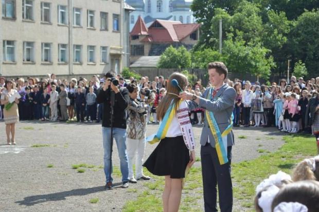 Педагог з 22-річним стажем роботи в школі каже, що Ольга Мацюк &mdash; старанна учениця, але її предмет вона не зовсім д