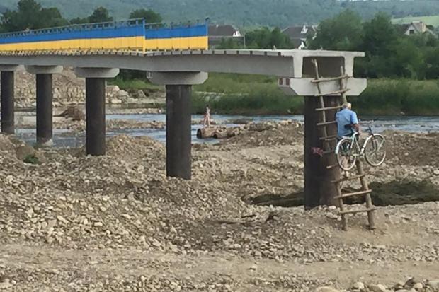 Мешканці Калущини втомилися чекати, поки міст добудують і "здали" його в експлуатацію достроково | Фото: Юрій 