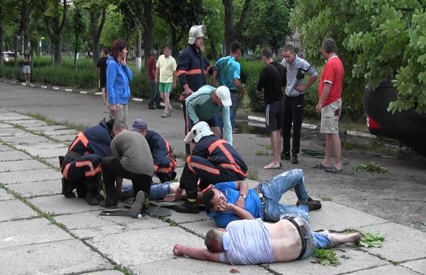 Незважаючи на ранній час, на місці ДТП зібралося чимало людей  | Фото: Вікна