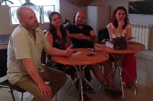 У книзі "Нас.Троє" подані твори трьох поетів з Калуша &ndash; Оленки Бараненко, Остапа Микитюка та Ірини Черві