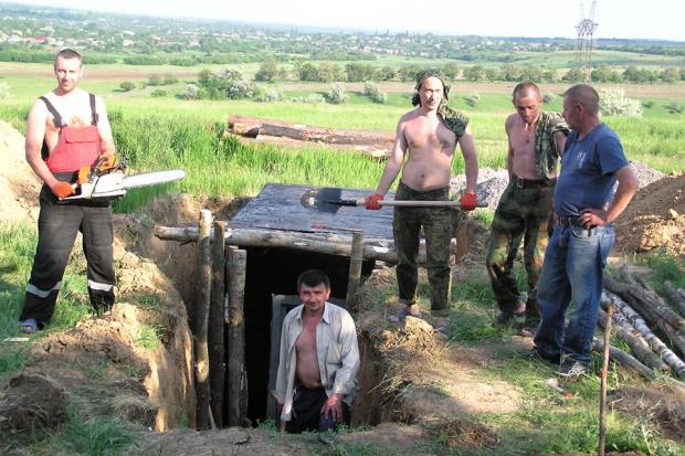 Добровольці, які їздили на передову будувати оборонні споруди, кажуть, що їм соромно за владу Прикарпаття, яка не подбал