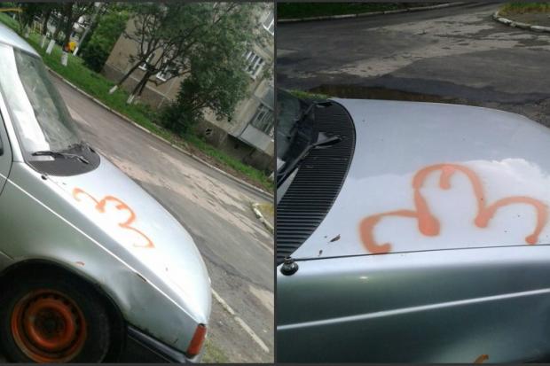 Машину, яка начебто не там припаркувалася, у Калуші вирішили "покарати" | Фото: Калуський Формат/ВКонтакте