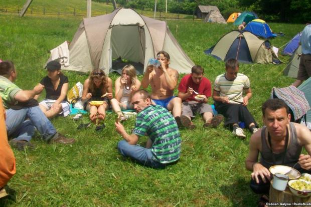 Під час фестивалю створюватиметься екопоселення &ndash; спільними зусиллями ліпитимуть еко-дім з соломи і глини | Фото: 