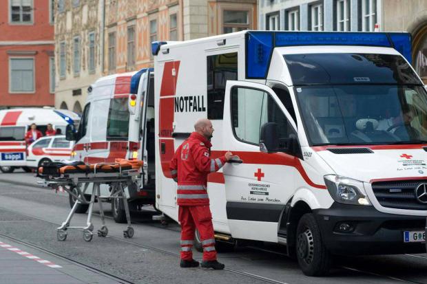 Приблизно 60 машин швидкої допомоги було викликано на місце події | Фото: kurier.at