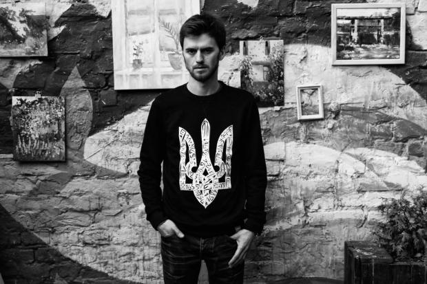 Олег Білий у футболці з логотипом власного дизайну