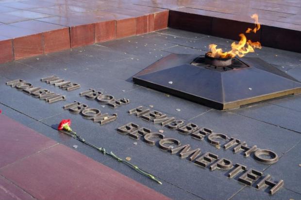 О 4 годині біля Вічного вогню по радіо оголосили про початок війни | Фото: tsn.ua