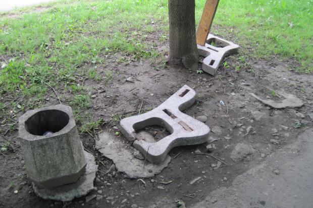 Лавочки у місті були знищені ще до того, як встигли послужити громаді | Фото: Андрій Павловський