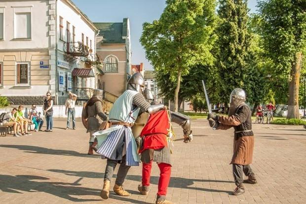 Показові поєдинки учасників клубу історичної реконструкції "Нормани" на Дня міста у Калуші  | Фото: з архіву &