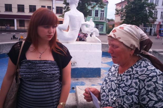 Галина Іванівна Зварич прибігла на зустріч з Ольгою Яловенко у Калуші просто з церкви, де щодня замовляє Службу Божу за 