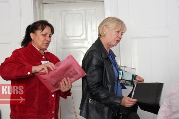 На запитання про пораненого, його стан і потреби "волонтери" не відповідають, а тицяють папірчик із відксерено