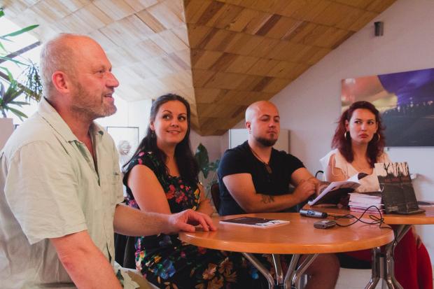 Нас. Троє.": "Ми кожен день спілкуємось, обмінюємося віршами і конструктивною критикою до них, радимося, що по