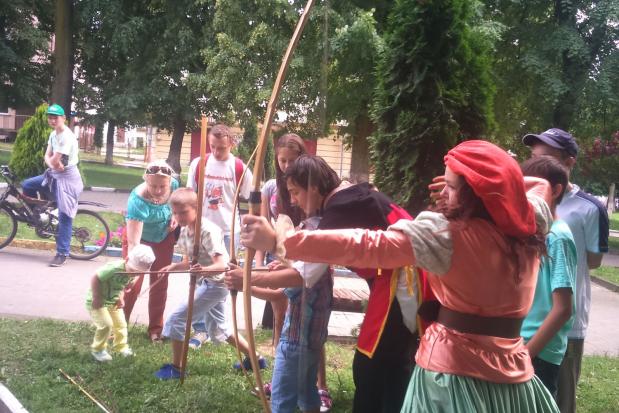 Стрільбу з лука опанували майже середньовічні дівчата з Калуша | Фото: Юрій Тимощук