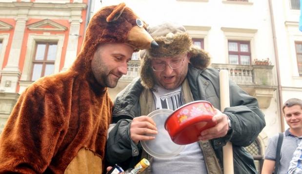 Львівські активісти влаштували у центрі Львова костюмовану акцію протесту проти  проведення у місті &laquo;АльфаДжазБест