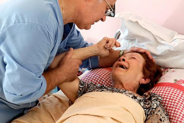 Куля з автомату, що летіла в живіт жінки, влучила у ногу. | Фото: Reuters