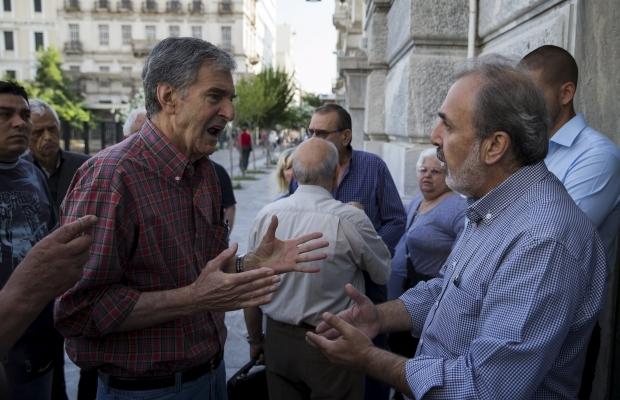 Обмеження щодо зняття готівки в банкоматах не стосуються власників банківських карт, випущених за межами Греції | Фото: 