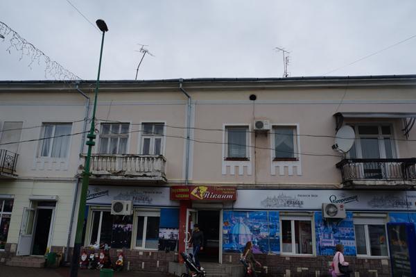 проти знахабнілого підприємця повстали місцеві жителі, які вже звернулися у всі місцеві органи влади | Фото: Надвірнянсь