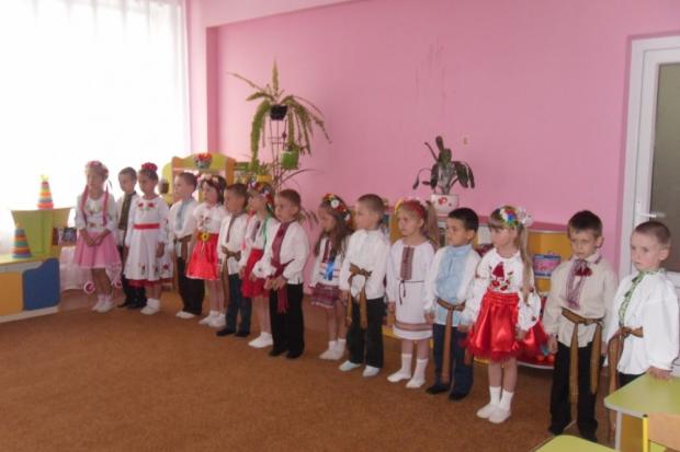 Вихованці старшої групи ДНЗ &laquo;Журавлик&raquo; у поетичній формі подякували всім гостям за створення комфортних умов