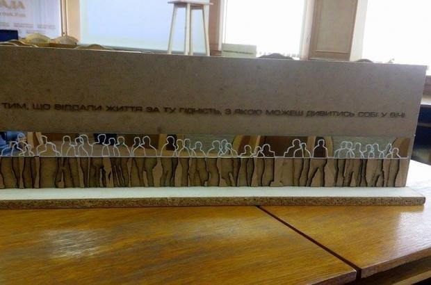 Скульптура пропонує людині побачити себе, відчути на місці героя Небесної сотні, згадати революційні події