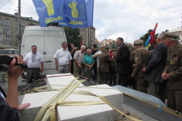 Хрест з могили Степана Бандери у Мюнхені тепер встановлять у Старому Угринові | Фото: Руслан Марцінків