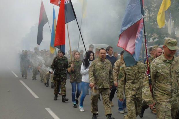 "Правий сектор" пройшов від палацу культури "Юність" до пам'ятника Романові Шухевичу | Фото: Ав