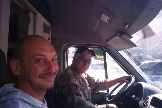 ВІдремонтовану львів'янами та завантажену калушанами машину сьогоджні везуть у Широкіно | Фото: Оксана Гузинець-Муд