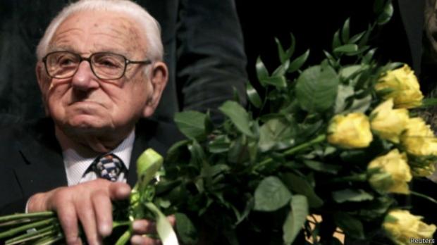 Сер Вінтон прожив 106 років. | Фото: REUTERS