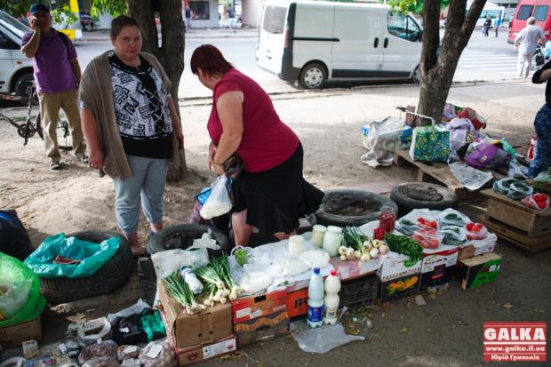 Продавці з павільйонів стежать, аби колеса не перетягували, часто сваряться з своїми сусідами