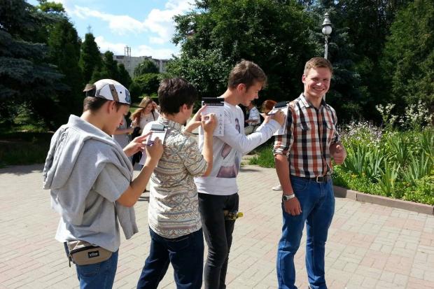 Свій вибір одного з проектів візуального стилю Калуша роблять члени Ліги КВН "ЖУК" | Фото: Олександр Грегораш