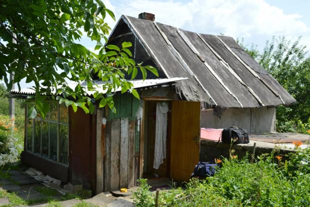 Родина бійця АТО живе у хаті-мазанці, яка опалюється дровами | Фото: http://firtka.if.ua/