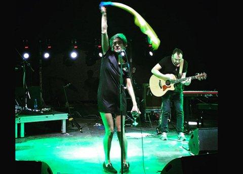 Прапор України з'явився в руках у Земфіри під час виконання пісні "Интересно, как ты там"