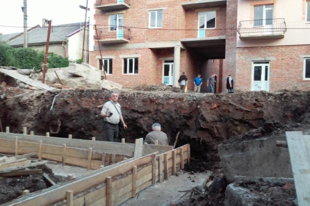 Дерев`яна балка &ndash; це не що інше, як частина стіни, яка захищала стародавній Калуш, твердять істоики | Фото: kalush