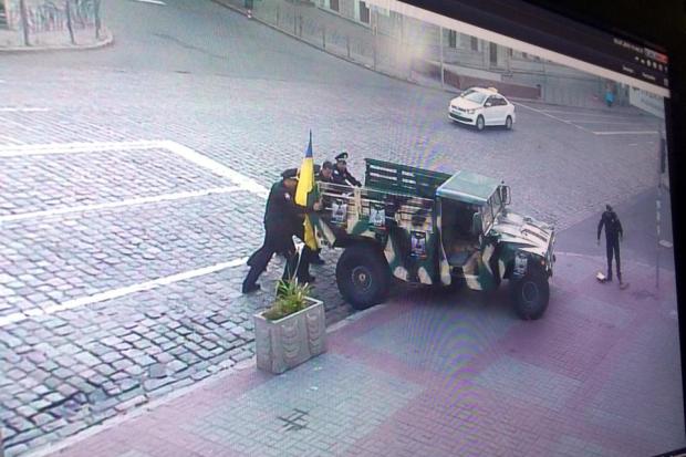 Близько 05:30 шість поліцейських заштовхнули автомобіль на місце, де він мав стояти, і пішли патрулювати вулиці Києва да