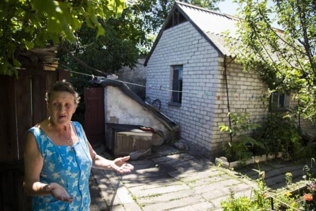 Жінка повернулася додому та побачила у своїй кухні жіноче тіло, яке пробило дах та впало у будинку | Фото: metro.co.uk