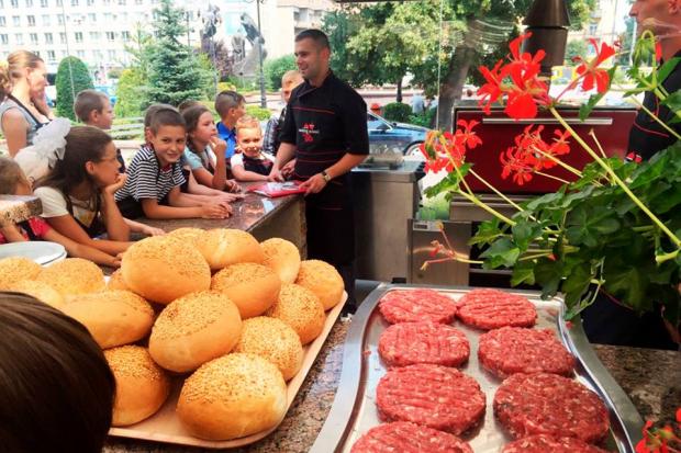 Діти бійців АТО вчилися робити справжні бургери власноруч | Фото: Маргарита Бойко