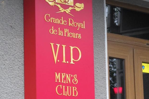 Сусіди чоловіччго клубу твердять: у приміщенні є невиїзні дівчата віком 20 років | Фото: gk-press.if.ua