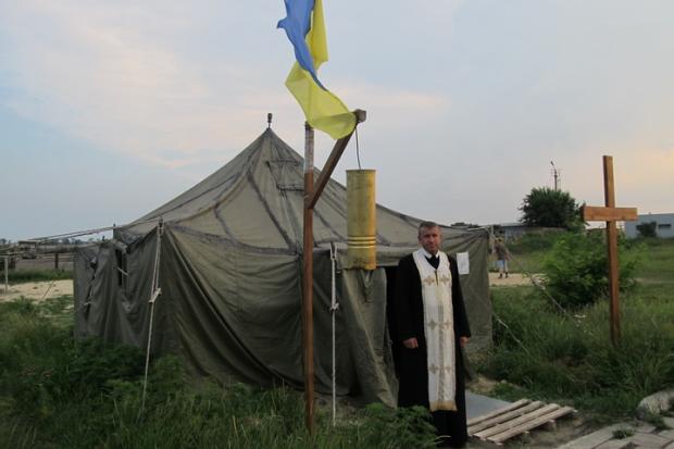 Отець Даниїл &ndash; греко-католик, але, каже, на війні це не принципово, бо перед Богом тут усі рівні | Фото: report.if