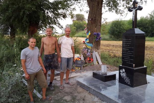  Хрест виконано з граніту, а на ньому &mdash; молитва за всіма невинно убієннимита цитата загиблого музиканта | Фото: Ск