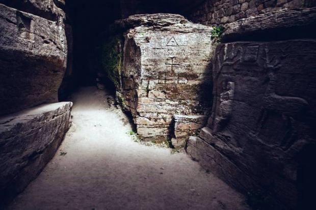 На барельєфі зображено дерево без листя, що символізує дуб. Це було священне дерево у стародавніх слов'ян | Фото: У