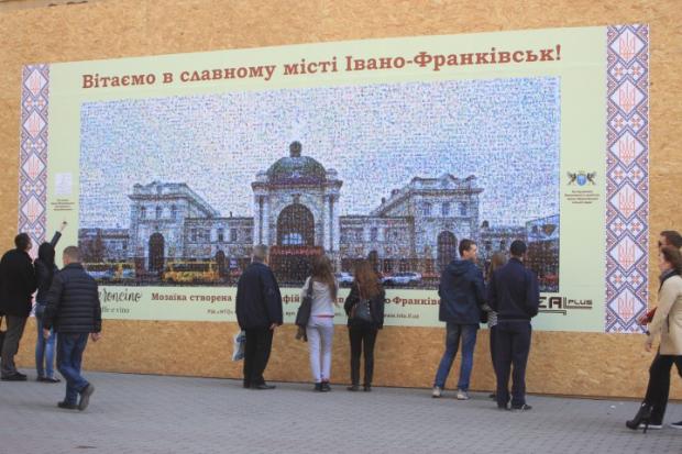 За три роки на фотомозаїці було зображено міську ратушу, площу Шептицького та залізничний вокзал | Фото: report.if.ua