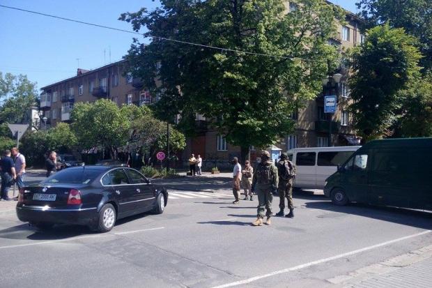  У військовому обмундируванні та балаклавах активіти "Правого сектора", нічого не пояснюючи, завертають машини